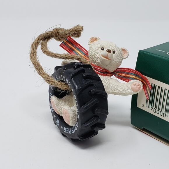 1992 Hallmark Tread Bear Handcrafted Keepsake Holiday Christmas Ornament. - Picture 3 of 6